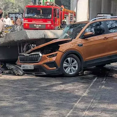 മുംബൈയിൽ നിർമാണത്തിലിരുന്ന മെട്രോ തൂണിന്റെ ഭാഗം ഓട്ടോറിക്ഷയ്ക്ക് മുകളിൽ തകർന്നു വീണു