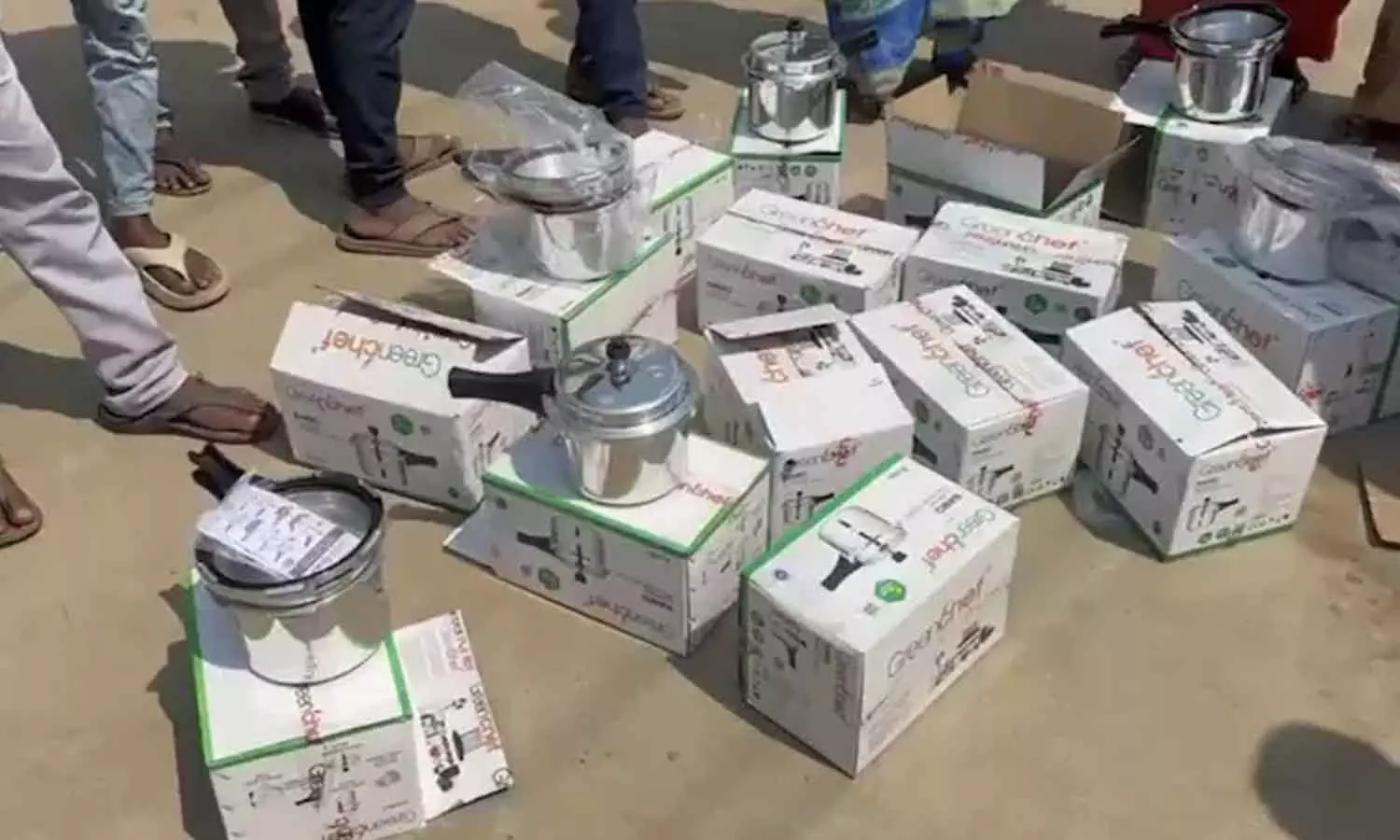 പരാജയം ഭയന്ന് പണവും കുക്കറും തിരിച്ചുവാങ്ങി; ഫലം വന്നപ്പോൾ ഞെട്ടി കോൺഗ്രസ് സ്ഥാനാർഥി പരാജയം ഭയന്ന് പണവും കുക്കറും തിരിച്ചുവാങ്ങി; ഫലം വന്നപ്പോൾ ഞെട്ടി കോൺഗ്രസ് സ്ഥാനാർഥി