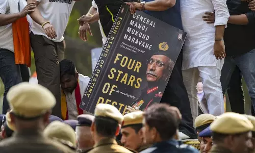 നരവനെ പുസ്തക വിവാദം; വിരമിക്കുന്ന ഉദ്യോഗസ്ഥർ 20 വർഷത്തേക്ക് പുസ്തകം എഴുതുന്നത് വിലക്കാൻ കേന്ദ്ര സർക്കാർ നീക്കം