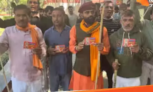 പട്നയിൽ വാലന്റൈൻ ദിനത്തിൽ കമിതാക്കളെ ഭീഷണിപ്പെടുത്തി ഹിന്ദുത്വ സംഘടനാ പ്രവർത്തകർ; ഹനുമാൻ ചാലിസ വിതരണം ചെയ്തു