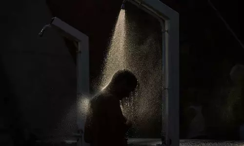 ഉറക്കമില്ലായ്മക്ക് പരിഹാരം; അറിയാം ഡാർക്ക് ഷവറിങിനെക്കുറിച്ച്