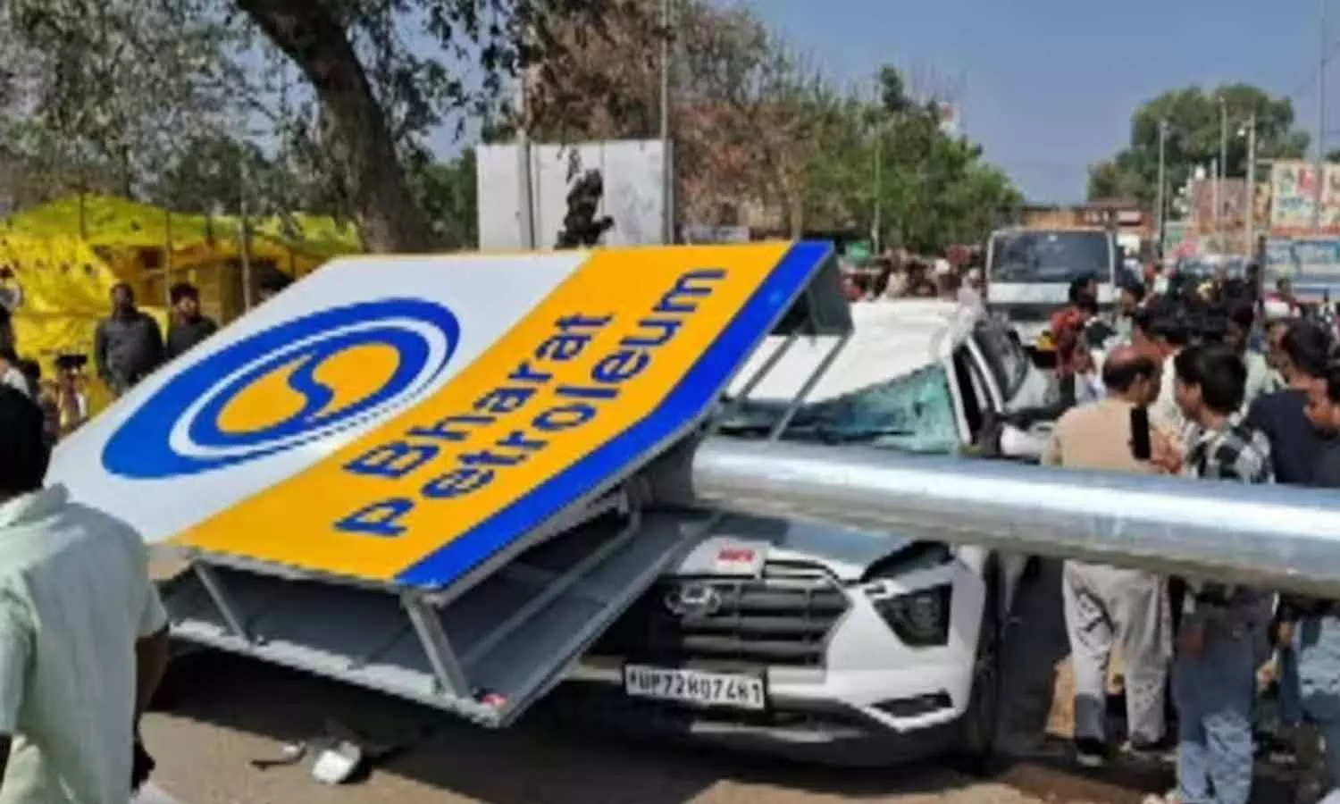 ഓടിക്കൊണ്ടിരുന്ന കാറിലേക്ക് പെട്രോൾ പമ്പിലെ ഹൈമാസ്റ്റ് ലൈറ്റ് പോസ്റ്റ് വീണു; യുപിയിൽ എസ്പി നേതാവിന് ദാരുണാന്ത്യം ഓടിക്കൊണ്ടിരുന്ന കാറിലേക്ക് പെട്രോൾ പമ്പിലെ ഹൈമാസ്റ്റ് ലൈറ്റ് പോസ്റ്റ് വീണു; യുപിയിൽ എസ്പി നേതാവിന് ദാരുണാന്ത്യം