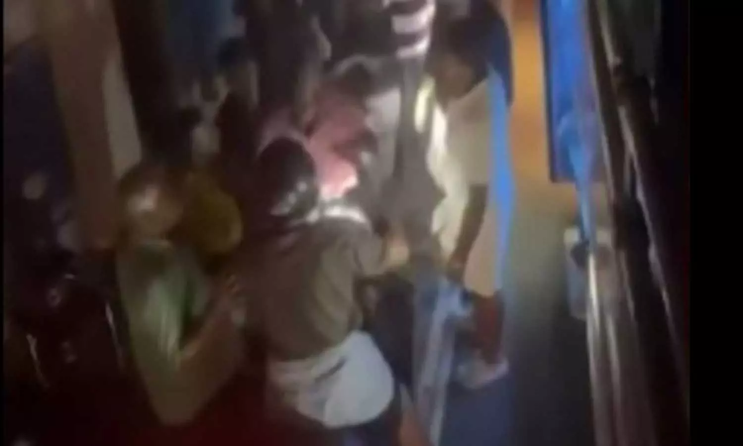 താമരശ്ശേരിയിൽ വിനോദയാത്ര സംഘത്തിന് നേരെ ആക്രമണം; പ്രതികൾ റിമാൻഡിൽ താമരശ്ശേരിയിൽ വിനോദയാത്ര സംഘത്തിന് നേരെ ആക്രമണം; പ്രതികൾ റിമാൻഡിൽ