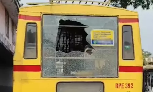 കൈ കാണിച്ചിട്ട് നിർത്തിയില്ല;  കെഎസ്ആര്‍ടിസി ബസിന്റെ ചില്ല് തകർത്ത യുവാവ് അറസ്റ്റില്‍