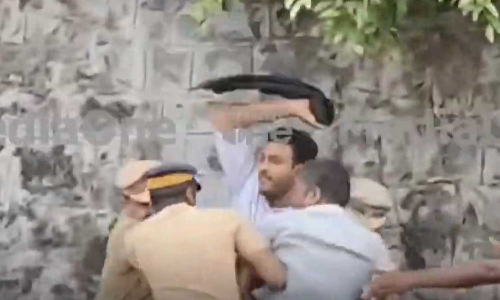 കോട്ടയത്ത് മുഖ്യമന്ത്രിക്ക് നേരെ കരിങ്കൊടി പ്രതിഷേധം