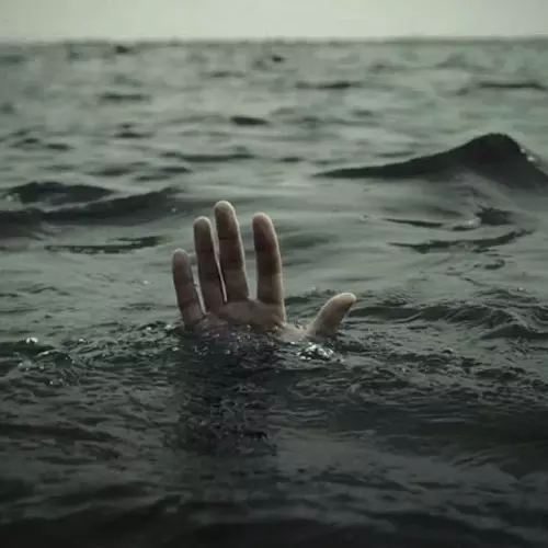 അമ്മയുടെ ഗർഭകാല ഫോട്ടോ ഷൂട്ടിനിടെ മൂന്നു വയസുകാരൻ കുളത്തിൽ വീണ് മരിച്ചു