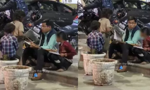 വൈറലാകാനല്ല, വഴിവിളക്കാകാൻ; തിരക്കേറിയ റോഡിലെ നടപ്പാതയിലിരുന്ന് തെരുവിലെ കുഞ്ഞുങ്ങളെ പഠിപ്പിച്ച് യുവാവ്