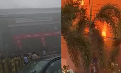 കോഴിക്കോട് ജയലക്ഷ്മി സിൽക്സിൽ വൻ തീപിടിത്തം കോഴിക്കോട് ജയലക്ഷ്മി സിൽക്സിൽ വൻ തീപിടിത്തം