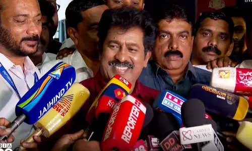 കലാകാരന്റെ സ്വാതന്ത്ര്യം ആര് തടഞ്ഞാലും അത് ഫാസിസമാണ്: കോണ്‍ഗ്രസ് വേദിയിലെത്തി നടന്‍ പ്രേംകുമാര്‍