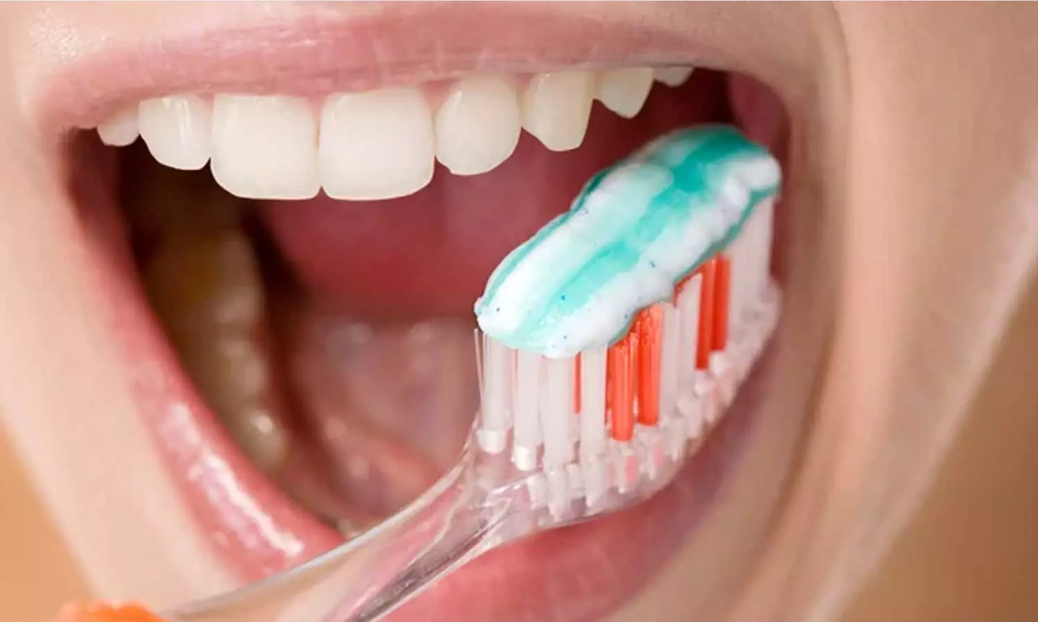 രണ്ട് നേരം ബ്രഷ് ചെയ്തിട്ടും പല്ല് കേടുവരുന്നു?; കാരണം നിങ്ങൾ തന്നെയാകാം... രണ്ട് നേരം ബ്രഷ് ചെയ്തിട്ടും പല്ല് കേടുവരുന്നു?; കാരണം നിങ്ങൾ തന്നെയാകാം...