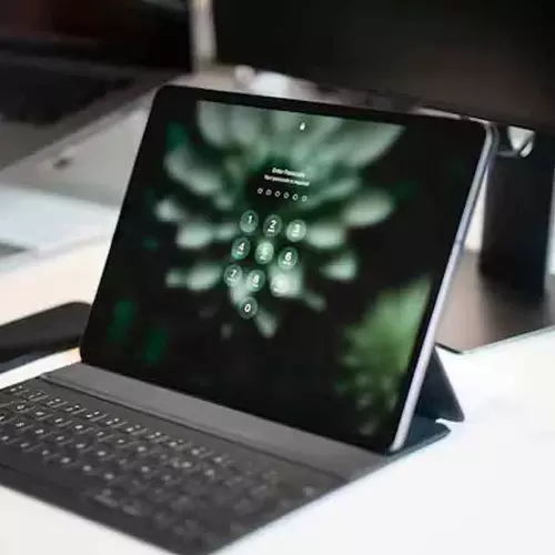 പാസ്വേഡിനായി എഐയെ ആശ്രയിച്ചവരാണോ നിങ്ങൾ ?; സേഫല്ലെന്ന് പഠനം