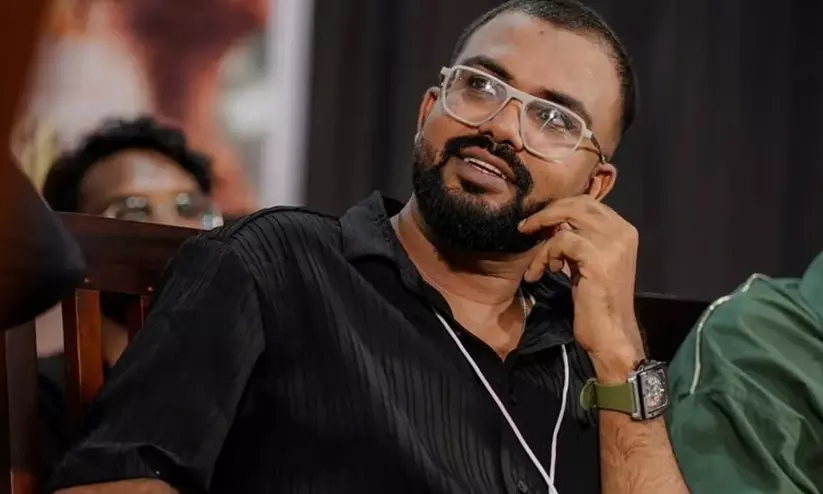 രാത്രി വാതിൽ പൊളിച്ച് അറസ്റ്റ് ചെയ്യേണ്ട സാഹചര്യം എന്തായിരുന്നു; സംവിധായകൻ ഷംസുദ്ദീന്റെ അറസ്റ്റിൽ പൊലീസിനെതിരെ കോടതി രാത്രി വാതിൽ പൊളിച്ച് അറസ്റ്റ് ചെയ്യേണ്ട സാഹചര്യം എന്തായിരുന്നു; സംവിധായകൻ ഷംസുദ്ദീന്റെ അറസ്റ്റിൽ പൊലീസിനെതിരെ കോടതി