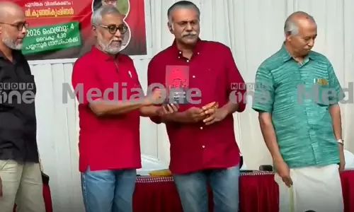 വി.കുഞ്ഞികൃഷ്ണന്‍റെ പുസ്തകം ഏറ്റുവാങ്ങിയ വി.എസ്. അനിൽകുമാറിന്‍റെ  വീടിന് മുന്നിൽ റീത്ത്