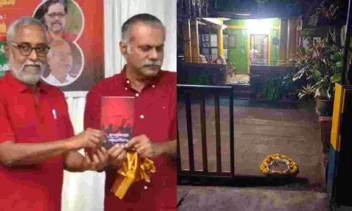 കുഞ്ഞികൃഷ്ണന്റെ പുസ്തകം ഏറ്റുവാങ്ങിയതില്‍ എഴുത്തുകാരന്‍ വി.എസ് അനില്‍കുമാറിന്റെ വീടിന് മുന്നില്‍ റീത്ത്; കേസെടുത്ത് പൊലീസ്