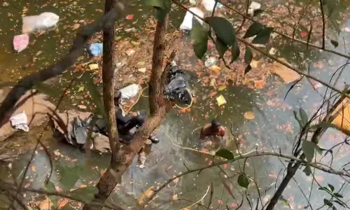 മലപ്പുറം ആതവനാട് നിയന്ത്രണംവിട്ട മിനിലോറി ക്വാറിയിലേക്ക് മറിഞ്ഞു; ഒരാള്‍ കുടുങ്ങിക്കിടക്കുന്നു