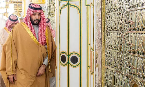 സൗദി കിരീടാവകാശി മദീനയിൽ; റൗദ ശരീഫിൽ പ്രാർഥന നടത്തി