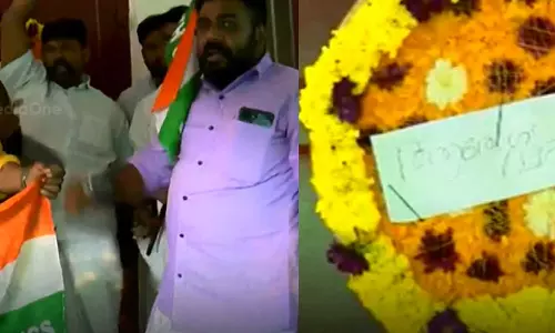 മരണവ്യാപാരിയായി മന്ത്രി മാറി: ആരോഗ്യ മന്ത്രിയുടെ ഔദ്യോഗിക വസതിയുടെ വാതിലിൽ റീത്ത് വച്ച് യൂത്ത് കോൺഗ്രസ് പ്രതിഷേധം