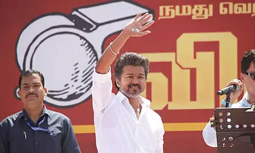 വിജയ്ക്ക് മേൽ സമ്മർദമുണ്ടായി, ബിജെപിയുമായി സഖ്യമുണ്ടാക്കില്ല: അഭ്യൂഹങ്ങൾക്കിടെ നിലപാട് വ്യക്തമാക്കി ടിവികെ