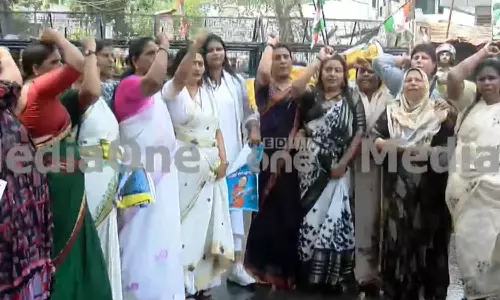 മഹിള കോൺഗ്രസ് മാർച്ചിന് നേരെ ജലപീരങ്കി; വീണാ ജോർജ് സ്ത്രീകൾക്ക് അപമാനമെന്ന് ജെബി മേത്തർ