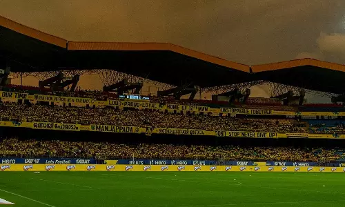 ബ്ലാസ്റ്റേഴ്സ് കൊച്ചിയിൽ കളിക്കും; നാളത്തെ ഐഎസ്എൽ മത്സരം നടത്താൻ തീരുമാനം ബ്ലാസ്റ്റേഴ്സ് കൊച്ചിയിൽ കളിക്കും; നാളത്തെ ഐഎസ്എൽ മത്സരം നടത്താൻ തീരുമാനം