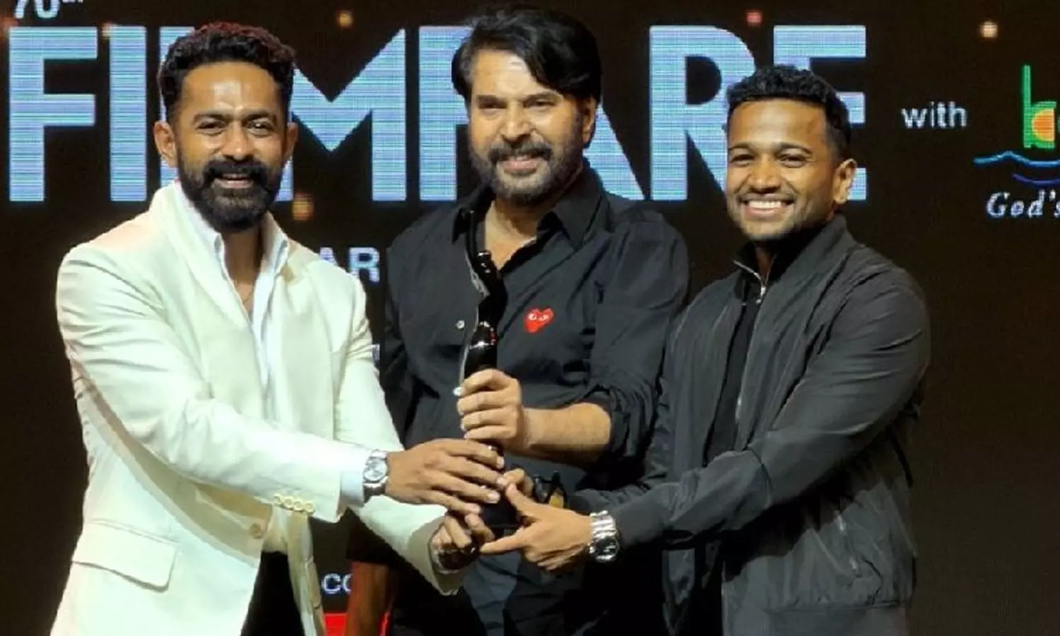 പ്ലീസ്.... വാടാ; ഫിലിംഫെയർ അവാർഡ് വേദിയിലേക്ക് ബേസിലിനെയും ആസിഫ് അലിയെയും ക്ഷണിച്ച് മമ്മൂട്ടി പ്ലീസ്.... വാടാ; ഫിലിംഫെയർ അവാർഡ് വേദിയിലേക്ക് ബേസിലിനെയും ആസിഫ് അലിയെയും ക്ഷണിച്ച് മമ്മൂട്ടി