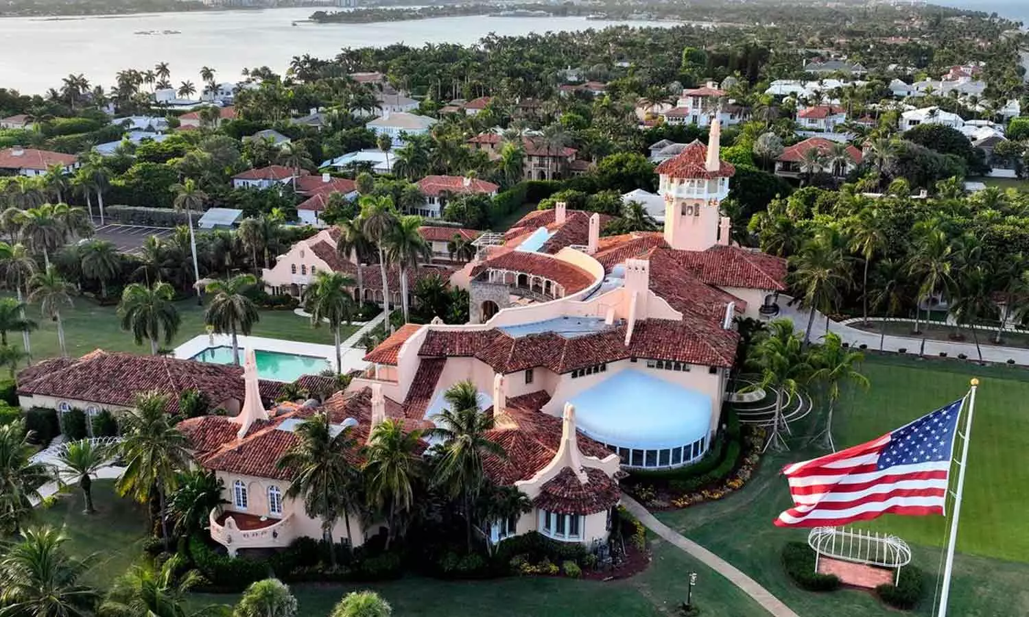 ട്രംപിൻ്റെ റിസോർട്ടിൽ അതിക്രമിച്ചു കയറാൻ ശ്രമം; ആയുധധാരിയെ വെടിവെച്ചുകൊന്നു ട്രംപിൻ്റെ റിസോർട്ടിൽ അതിക്രമിച്ചു കയറാൻ ശ്രമം; ആയുധധാരിയെ വെടിവെച്ചുകൊന്നു