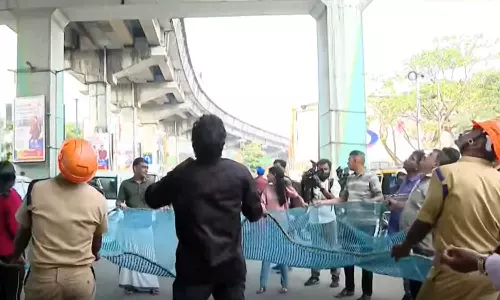 14 മണിക്കൂര്‍ നീണ്ടുനിന്ന  ഓപ്പറേഷന്‍ സുഭാഷ് വിജയം; കൊച്ചി മെട്രോ പില്ലറിന് മുകളിൽ കുടുങ്ങിയ പൂച്ചയെ രക്ഷിച്ചു