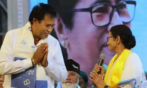 മമതക്കൊപ്പം വേദി പങ്കിട്ട് ബിജെപി രാജ്യസഭാ എംപി അനന്ത മഹാരാജ്; തൃണമൂലിൽ ചേരുമെന്ന് റിപ്പോർട്ട്