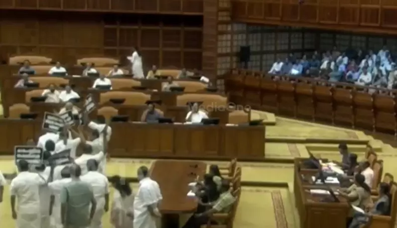 ശബരിമല സ്വര്ണക്കൊള്ള സഭയിൽ ഉയര്ത്തി പ്രതിപക്ഷം; നടുത്തളത്തിൽ കുത്തിയിരുന്ന് പ്രതിഷേധം ശബരിമല സ്വര്ണക്കൊള്ള സഭയിൽ ഉയര്ത്തി പ്രതിപക്ഷം; നടുത്തളത്തിൽ കുത്തിയിരുന്ന് പ്രതിഷേധം