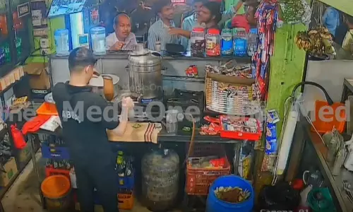 എറണാകുളത്ത് ഭക്ഷണം കഴിച്ചതിന് ശേഷം പണം ചോദിച്ച കടയുടമയെയും ജീവനക്കാരനെയും സംഘം ചേര്ന്ന് മര്ദിച്ചു എറണാകുളത്ത് ഭക്ഷണം കഴിച്ചതിന് ശേഷം പണം ചോദിച്ച കടയുടമയെയും ജീവനക്കാരനെയും സംഘം ചേര്ന്ന് മര്ദിച്ചു