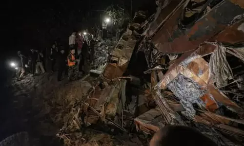 നേപ്പാളിൽ ബസ് നദിയിലേക്ക് മറിഞ്ഞ് 18 പേർ മരിച്ചു