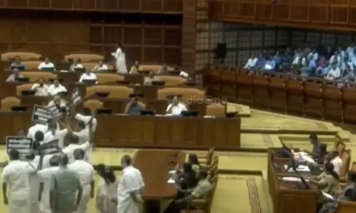 ശബരിമല സ്വര്‍ണക്കൊള്ള സഭയിൽ ഉയര്‍ത്തി പ്രതിപക്ഷം; നടുത്തളത്തിൽ കുത്തിയിരുന്ന് പ്രതിഷേധം