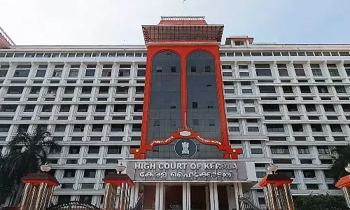 സര്‍ക്കാര്‍ ജീവനക്കാരുടെ വിവരങ്ങള്‍ ദുരുപയോഗം ചെയ്തു; മുഖ്യമന്ത്രിയുടെ ഓഫീസിനെതിരെ ഹൈക്കോടതിയില്‍ ഹരജി