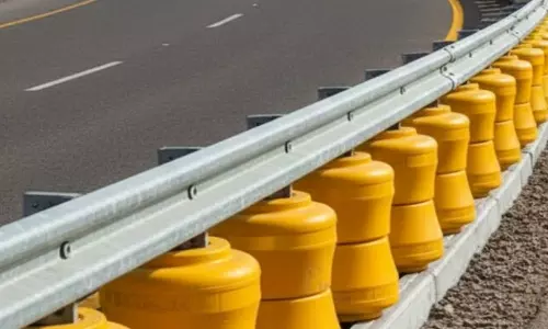 Omans Ministry of Transport installs safety barriers in dangerous areas in Isqi, Oman