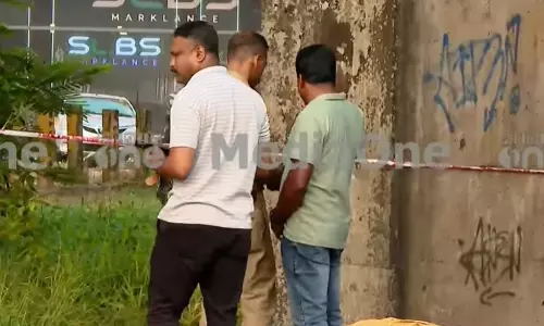 കൊച്ചിയിൽ റെയിൽവേ ട്രാക്കിൽ യുവതിയുടെ മൃതദേഹം കൊച്ചിയിൽ റെയിൽവേ ട്രാക്കിൽ യുവതിയുടെ മൃതദേഹം