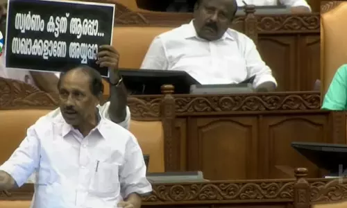 ശബരിമല സ്വര്‍ണക്കൊള്ള;  പ്രതിഷേധവുമായി പ്രതിപക്ഷം നടുത്തളത്തിൽ