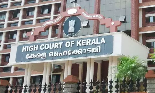 വാട്‌സ്ആപ്പ്, ഇ മെയില്‍ വഴി സന്ദേശമയക്കരുത്, വ്യക്തിഗത വിവരങ്ങള്‍ക്ക് എന്ത് സുരക്ഷ?: ഡാറ്റ ചോര്‍ച്ചയില്‍ മുഖ്യമന്ത്രിയുടെ ഓഫീസിന് വിമര്‍ശനം