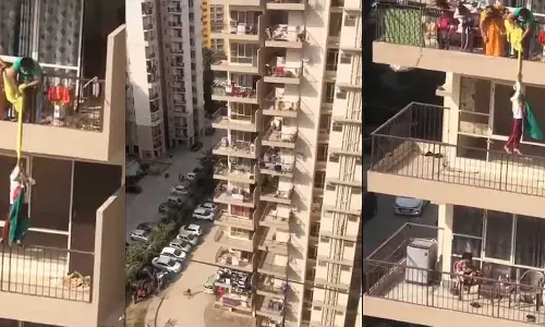 താഴെ വീണ സാരി എടുക്കാൻ മകനെ പത്താം നിലയിൽ നിന്നും കെട്ടിയിറക്കി അമ്മ: നടുക്കുന്ന ദൃശ്യങ്ങൾ താഴെ വീണ സാരി എടുക്കാൻ മകനെ പത്താം നിലയിൽ നിന്നും കെട്ടിയിറക്കി അമ്മ: നടുക്കുന്ന ദൃശ്യങ്ങൾ