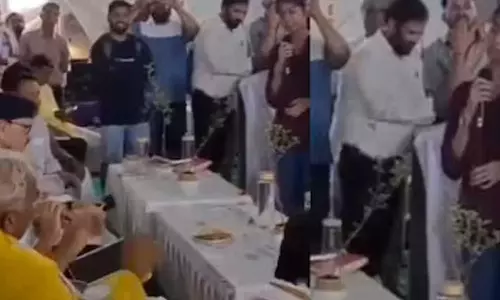 സർ, നിങ്ങളാണ് വിദ്യാഭ്യാസ മന്ത്രി: ഹിന്ദിയിൽ സംസാരിക്കാൻ ആവശ്യപ്പെട്ട വിദ്യാഭ്യാസ മന്ത്രിയെ ഞെട്ടിച്ച് യുവതി, കയ്യടിച്ച് സോഷ്യൽ മീഡിയ സർ, നിങ്ങളാണ് വിദ്യാഭ്യാസ മന്ത്രി: ഹിന്ദിയിൽ സംസാരിക്കാൻ ആവശ്യപ്പെട്ട വിദ്യാഭ്യാസ മന്ത്രിയെ ഞെട്ടിച്ച് യുവതി, കയ്യടിച്ച് സോഷ്യൽ മീഡിയ