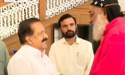 രാഷ്ട്രീയക്കാരായത് കൊണ്ട് രാഷ്ട്രീയവും സംസാരിച്ചിട്ടുണ്ടാവുമല്ലോ..; ഓർത്തഡോക്‌സ് സഭാ അധ്യക്ഷനെ കണ്ടതിന് ശേഷം പ്രതികരണവുമായി രമേശ് ചെന്നിത്തല