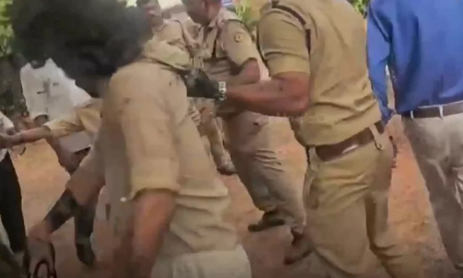 യുസി കോളേജിൽ പ്രിൻസിപ്പലിന് നേരെ കരി ഓയിൽ പ്രയോഗിച്ച് കെഎസ്യു യുസി കോളേജിൽ പ്രിൻസിപ്പലിന് നേരെ കരി ഓയിൽ പ്രയോഗിച്ച് കെഎസ്യു