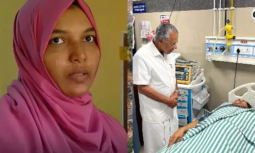 പ്രതിഷേധക്കാരെ തിരിഞ്ഞുനോക്കി കഴുത്തുളുക്കിയ മന്ത്രിയെ സ്ട്രച്ചറിൽ കിടത്തി ഐസിയുവിലാക്കി; വീണാ ജോര്‍ജിനെതിരെ ഹര്‍ഷിന