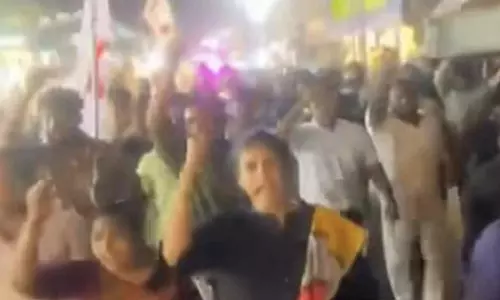 ‘അച്ഛനില്ലാ നേരത്ത് അമ്മക്കുണ്ടായ പട്ടികളെ’: അധിക്ഷേപ മുദ്രാവാക്യവുമായി ചിന്താ ജെറോമിന്റെ നേതൃത്വത്തിൽ കൊല്ലത്ത് പ്രകടനം