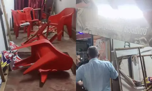 ഫ്ലക്സ് കത്തിച്ചതിൽ പ്രതിഷേധം; വിഴിഞ്ഞം പുളിങ്കൊടിയില്‍ സിപിഎമ്മിന്റെ ഓഫീസ് അടിച്ചുതകര്‍ത്ത് കോൺഗ്രസ്