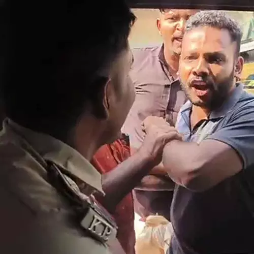 ഇറങ്ങി വാടാ....ചെവിക്കല്ല് അടിച്ചുപൊട്ടിക്കും;തിരുവനന്തപുരത്ത് പൊലീസുകാർക്ക് സിപിഎം, ഡിവൈഎഫ്ഐ പ്രവർത്തകരുടെ അസഭ്യവർഷം