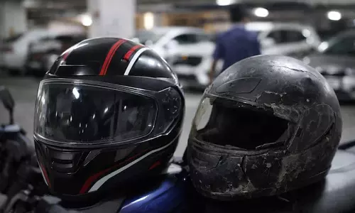 സഹപ്രവർത്തകൻ്റെ 1500 രൂപ വിലയുള്ള ഹെൽമെറ്റ് മോഷ്ടിച്ചു; ഐടി ജീവനക്കാരനെ കരിമ്പട്ടികയിൽ പെടുത്തി കമ്പനി