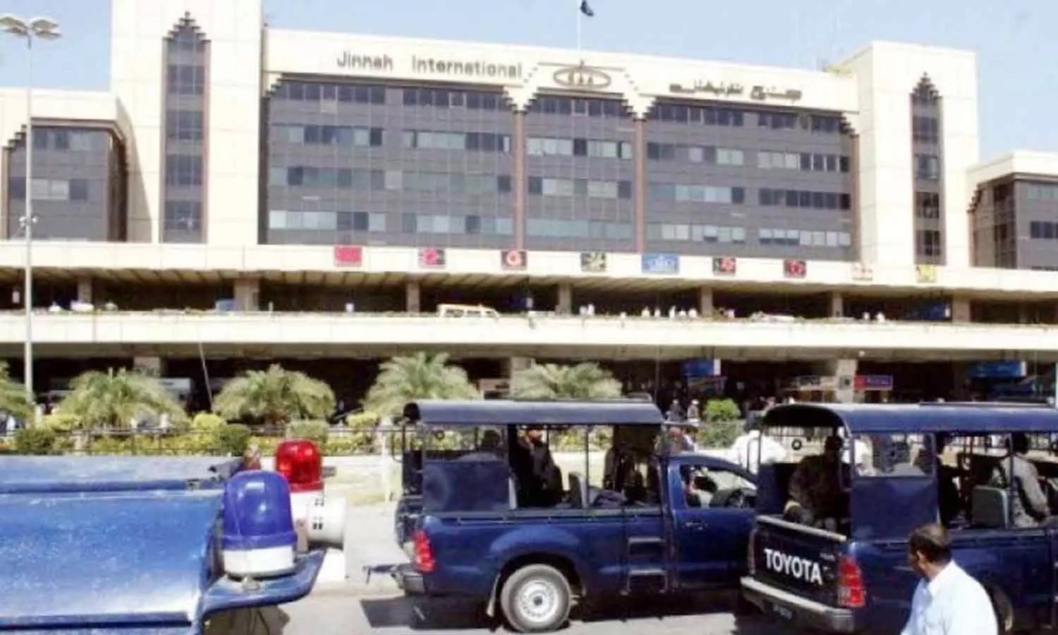 വിമാനം വഴി തിരിച്ചുവിട്ടു; മൂന്നു മലയാളികളടക്കം എട്ട് ഇന്ത്യക്കാർ കറാച്ചി വിമാനത്താവളത്തിൽ കുടുങ്ങി വിമാനം വഴി തിരിച്ചുവിട്ടു; മൂന്നു മലയാളികളടക്കം എട്ട് ഇന്ത്യക്കാർ കറാച്ചി വിമാനത്താവളത്തിൽ കുടുങ്ങി