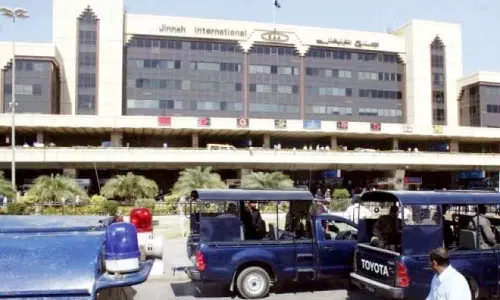 വിമാനം വഴി തിരിച്ചുവിട്ടു; മൂന്നു മലയാളികളടക്കം എട്ട് ഇന്ത്യക്കാർ കറാച്ചി വിമാനത്താവളത്തിൽ കുടുങ്ങി