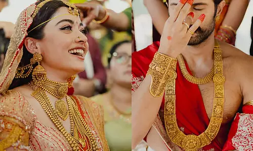 മൂന്ന് കിലോ സ്വർണം, പണിയാൻ 10 മാസം; രശ്മികയും വിജയ്യും ധരിച്ച ആഭരണങ്ങളുടെ പ്രത്യേകത ചർച്ചയാക്കി സോഷ്യൽ മീഡിയ മൂന്ന് കിലോ സ്വർണം, പണിയാൻ 10 മാസം; രശ്മികയും വിജയ്യും ധരിച്ച ആഭരണങ്ങളുടെ പ്രത്യേകത ചർച്ചയാക്കി സോഷ്യൽ മീഡിയ