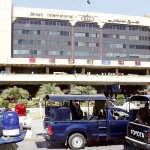 വിമാനം വഴി തിരിച്ചുവിട്ടു; മൂന്നു മലയാളികളടക്കം എട്ട് ഇന്ത്യക്കാർ കറാച്ചി വിമാനത്താവളത്തിൽ കുടുങ്ങി